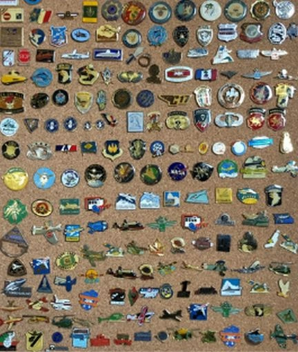 Collection de pin's dans le thème de l'armée