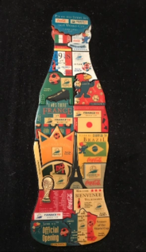 Bouteille de Coca cola en pin's - championnat du monde du foot à Paris en 1998