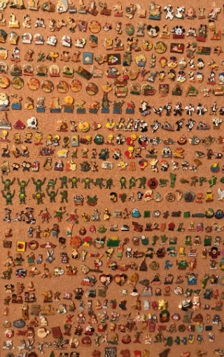 Collection de pins de Walt Disney et de comiques