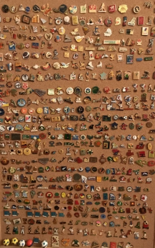 Collections de pins de voitures diverses, voitures anciennes, voitures de course...